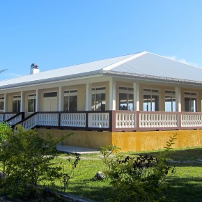 La superbe cantine scolaire construite en 2006. Mais jamais ouverte car il y manque toujours l’approvisionnement en eau qui n’avait pat été correctement anticipé.