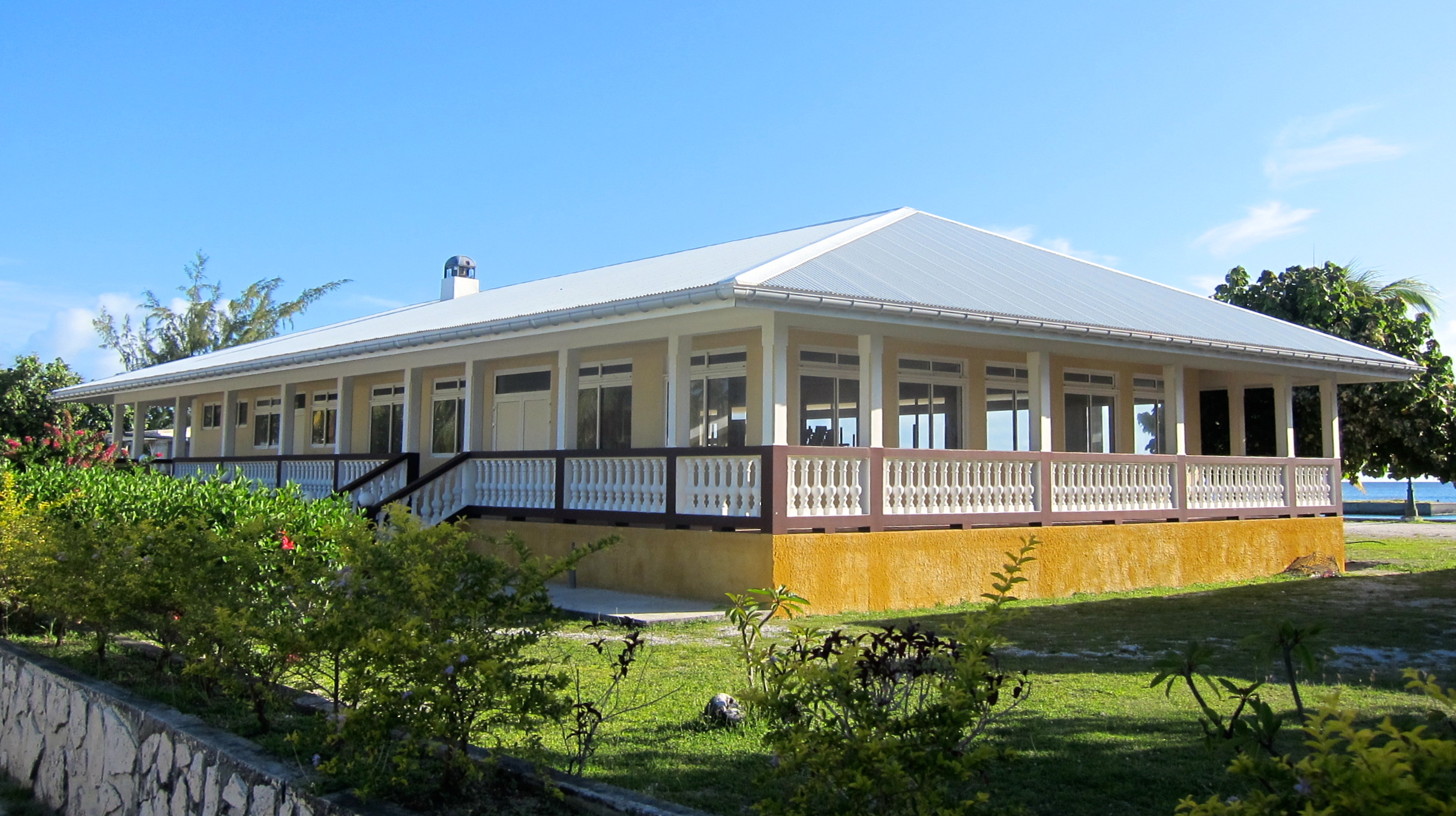 La superbe cantine scolaire construite en 2006. Mais jamais ouverte car il y manque toujours l’approvisionnement en eau qui n’avait pat été correctement anticipé.