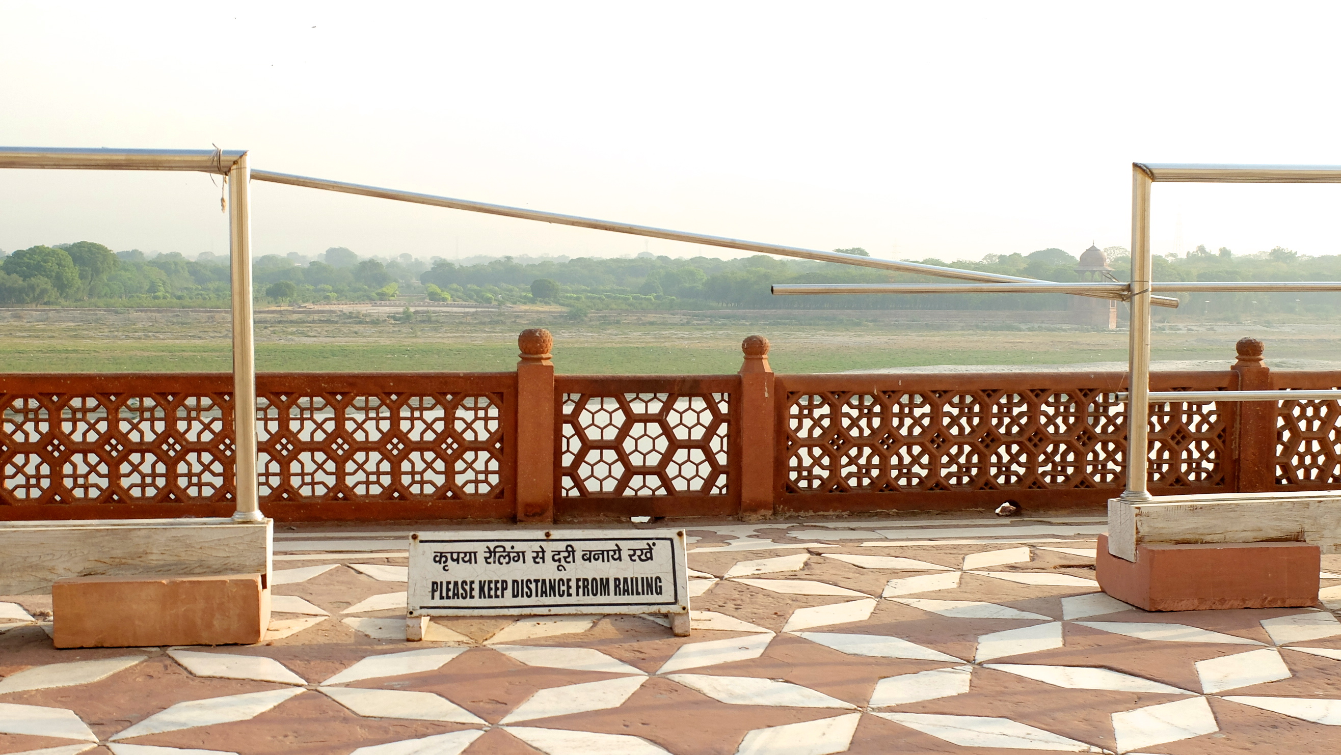 Au Taj Mahal, on va vous le dire combien de fois : On. Ne. S’appuie. Pas. Sur. La. Barrière. Va y avoir un accident un de ces quat’, j’vous jure, ma brave dame.